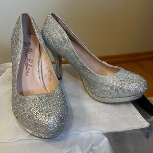 De Blossom Collection – Silver Rhinestone Platform Pumps (Size 6.5)